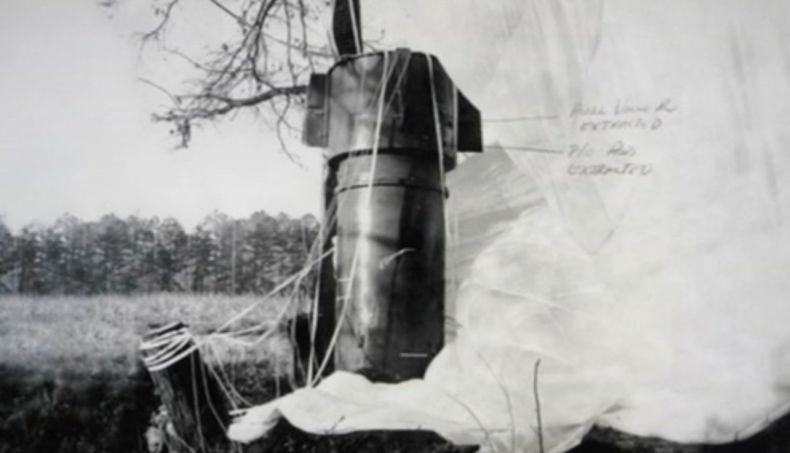 Kisah Jatuhnya Pesawat Pengebom AS B-52, 2 Bom Nuklir Hantam Tanah