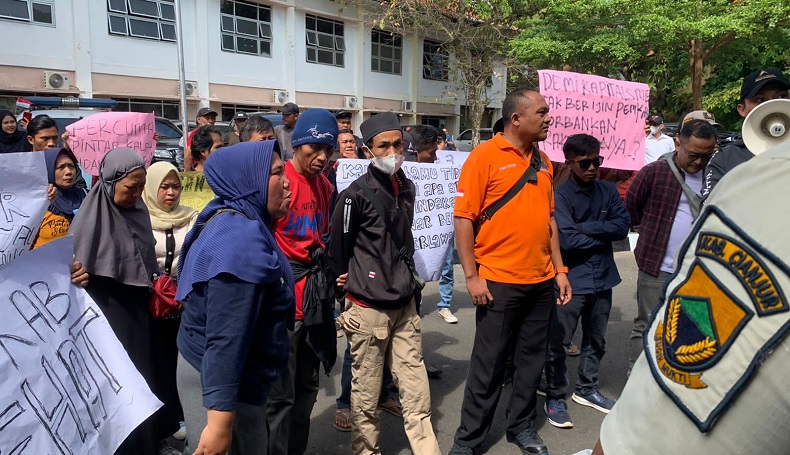 Tuntut Pembatalan PGB, Puluhan Pedagang Cingcau Kepung Kantor Dinas Perkimtan
