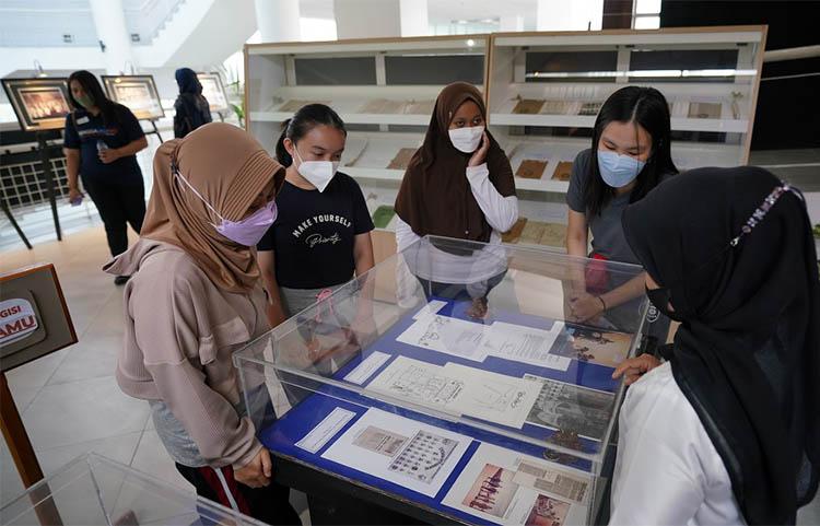 UGM Pamerkan Arsip Kuno, Perkuliahan Pindah dari Keraton ke Bulaksumur