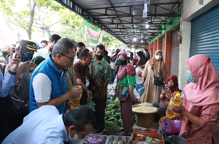 Pantau Harga Sembako di Kulonprogo, Menteri Perdagangan Pastikan Minyak Goreng Murah