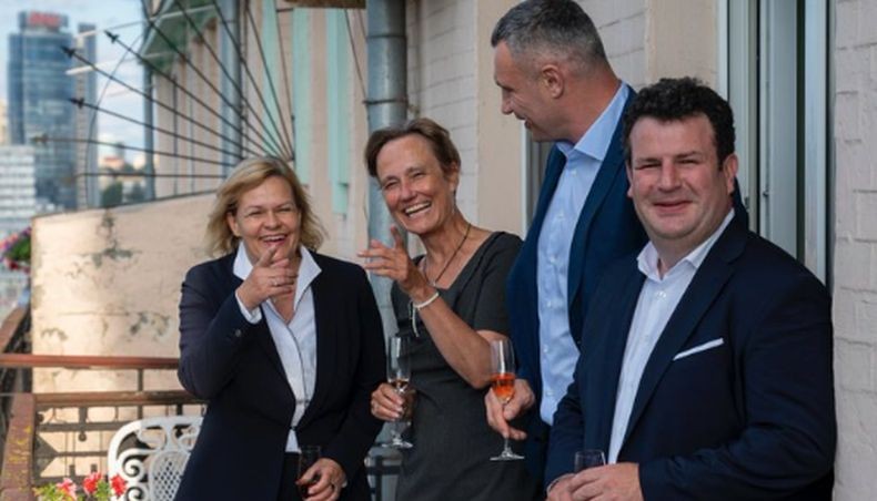 Mendagri Jerman Dihujat Netizen gegara Foto Senang-Senang Sambil Minum Sampanye di Ukraina