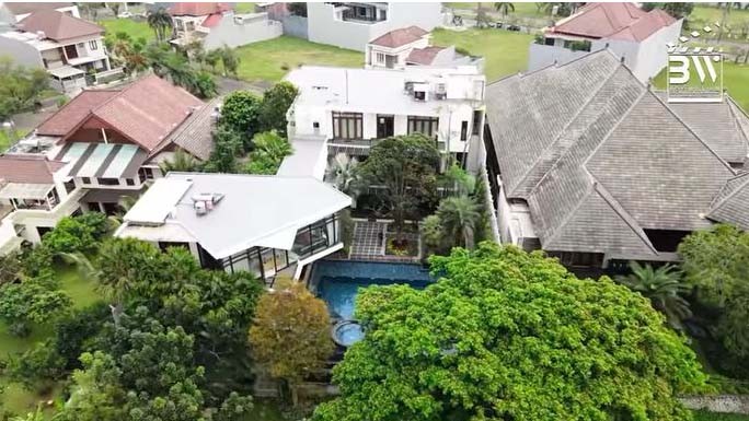 10 Artis Indonesia dengan Rumah Termewah, Ada yang Punya Kebun Binatang Pribadi