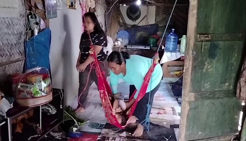 Prihatin, Sekeluarga di Subang Tinggal Gubuk Reyot dengan Balita Stunting