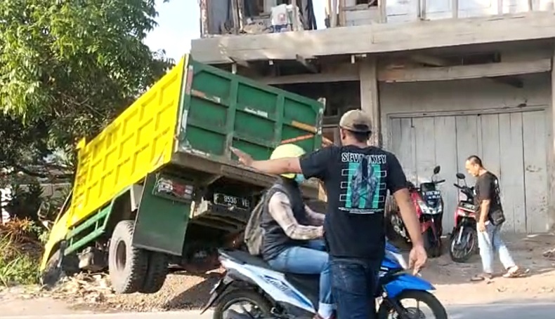 Diduga akibat Tumpahan Oli, Truk Terbalik di Jalur Tengkorak Gekbrong-Cianjur
