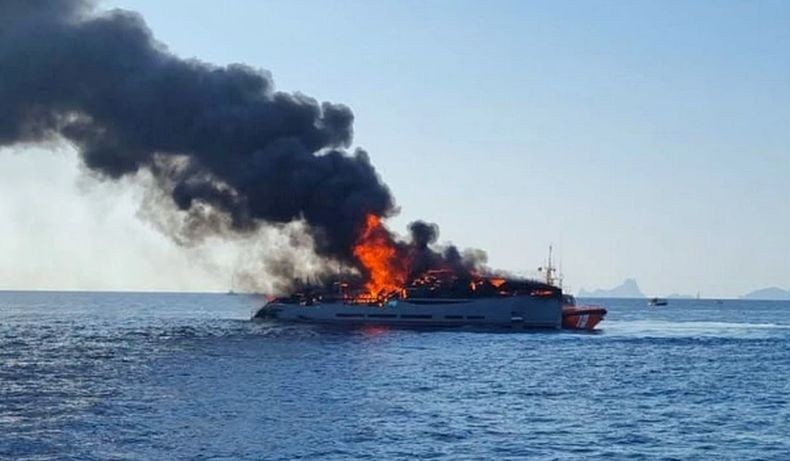 Duh, Kapal Pesiar Supermewah Rp356 Miliar Terbakar padahal Baru Sebulan Dibeli