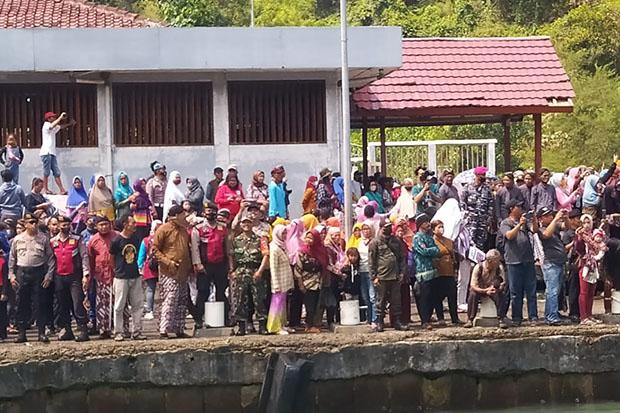 Hari Jumat Kliwon di Bulan Suro, Warga Sekitar Pelabuhan Sadeng Gelar Ritual Larung Sesaji