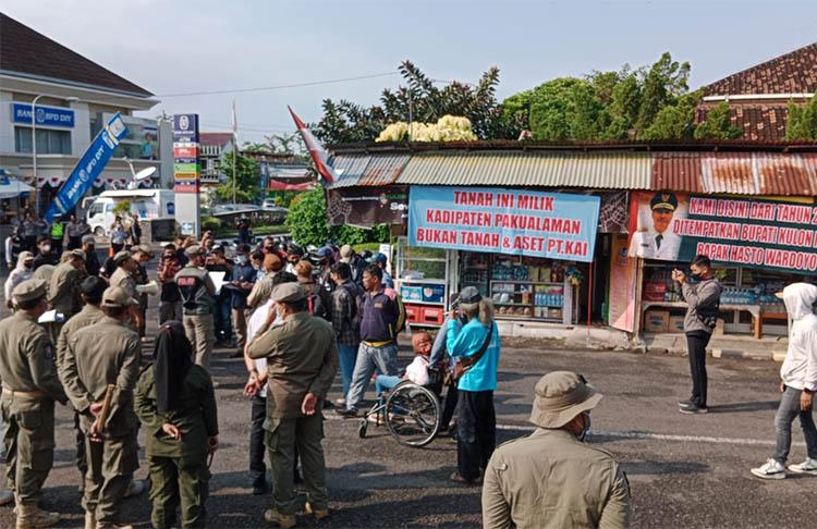 Diwarnai Adu Mulut, 6 Kios Pedagang Depan Stasiun Wates Dibongkar Satpol PP