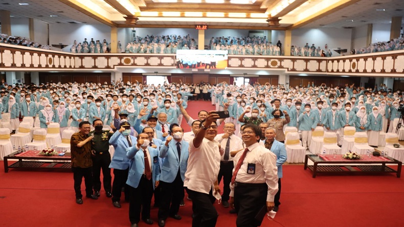 Moeldoko Ingatkan Tantangan Generasi Muda kepada Mahasiswa Baru UNS