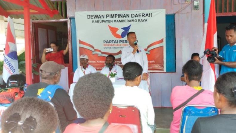 Peduli UMKM, Perindo Mamberamo Raya Bagikan 30 Gerobak untuk Mama-Mama Papua Penjual Pinang