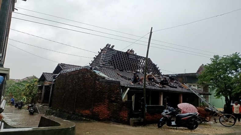 Angin Puting Beliung Terjang 2 Desa di Kudus, Puluhan Rumah Rusak 