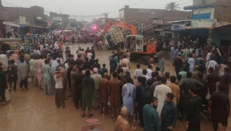 Truk Terbalik dan Timpa Mobil Penumpang, 13 Orang Tewas 