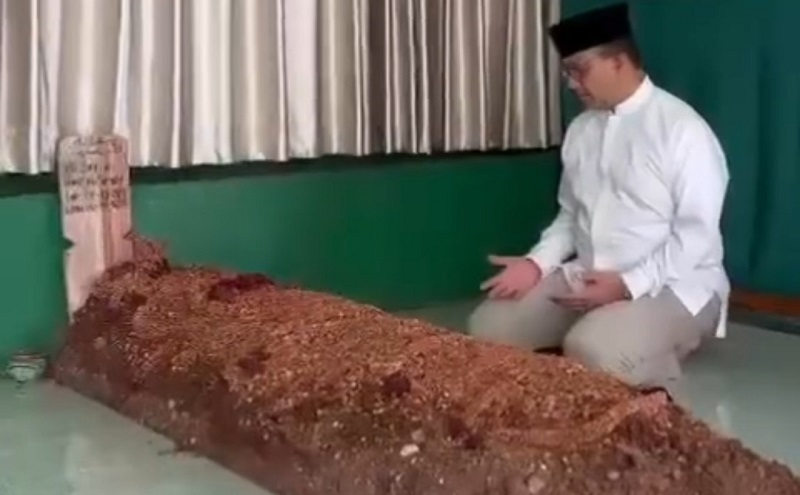 Usai dari Jepang, Anies Langsung Ziarah ke Makam Habib Zein