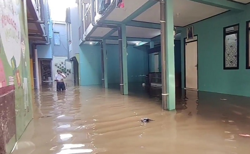 Tak Ada Angin Tak Ada Hujan, Banjir Terjang Kebon Pala Jaktim Pagi Ini