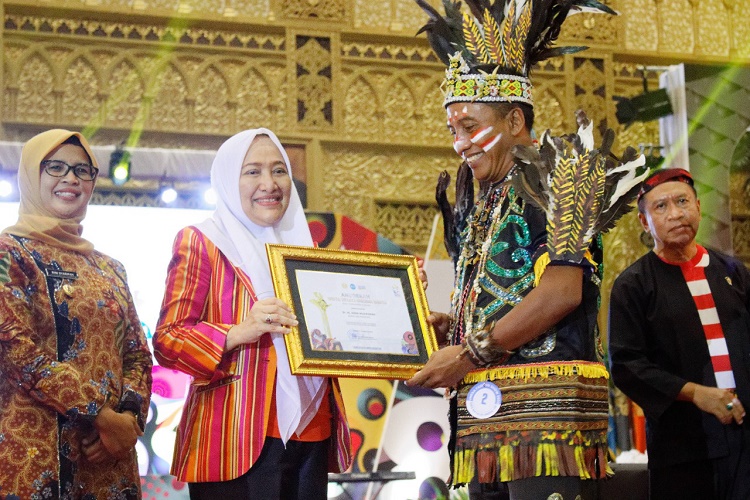 Tingkatkan Pendidikan, Bupati Bojonegoro Terima Penghargaan Widya Wiyata Dharma Samya 