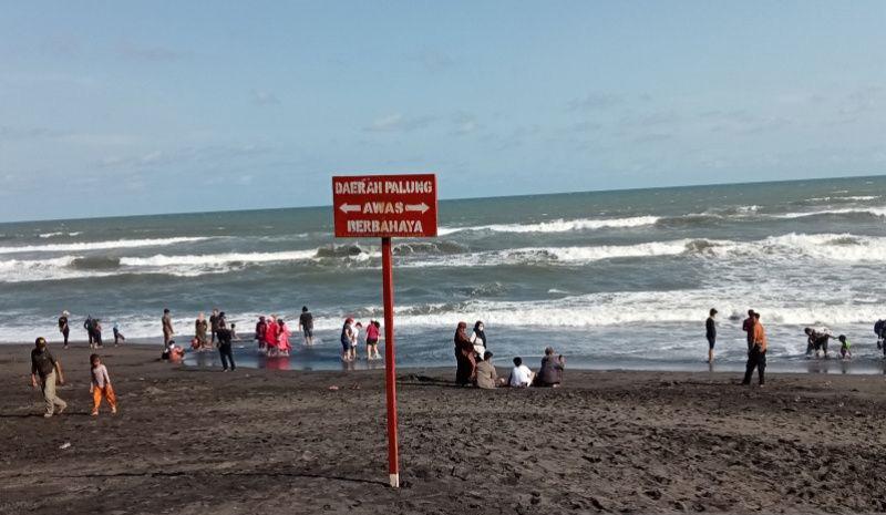 Piknik di Pantai Parangtritis, 2 Pelajar Semarang Terseret Gelombang Laut, 1 Hilang