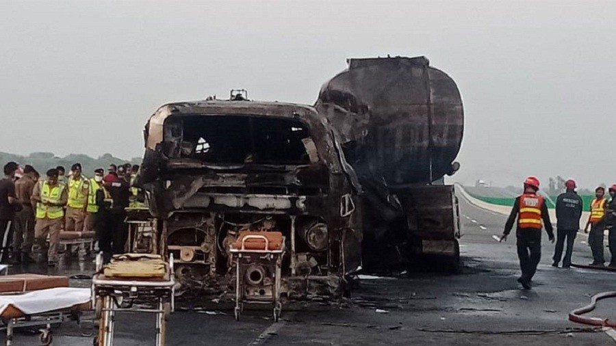 Balap-balapan di Jalan Tol, Bus Tabrak Truk Tangki Minyak Tewaskan 20 Orang