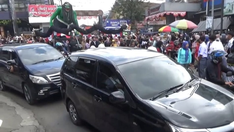 Ribuan Warga Tumpah Ruah Lihat Karnaval HUT RI, Lembang KBB Macet Parah