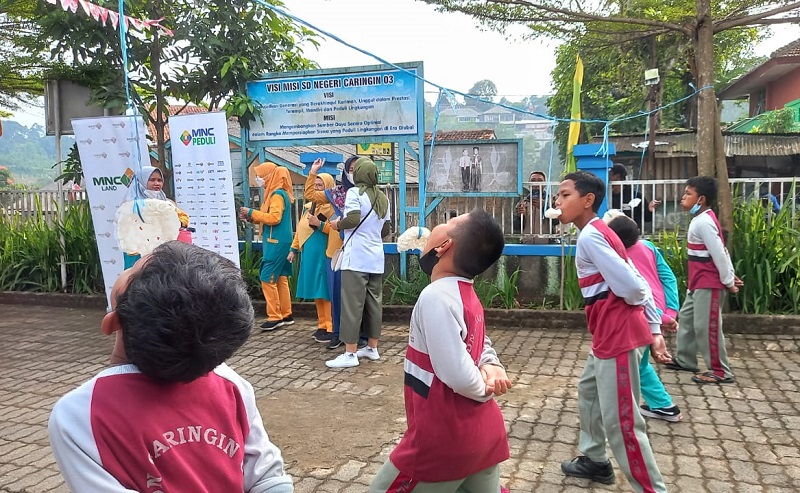 Serunya Siswa SDN Caringin 3 Ikut Lomba dan Pemeriksaan Mata Gratis dari MNC Land-MNC Peduli Bersama Essilor