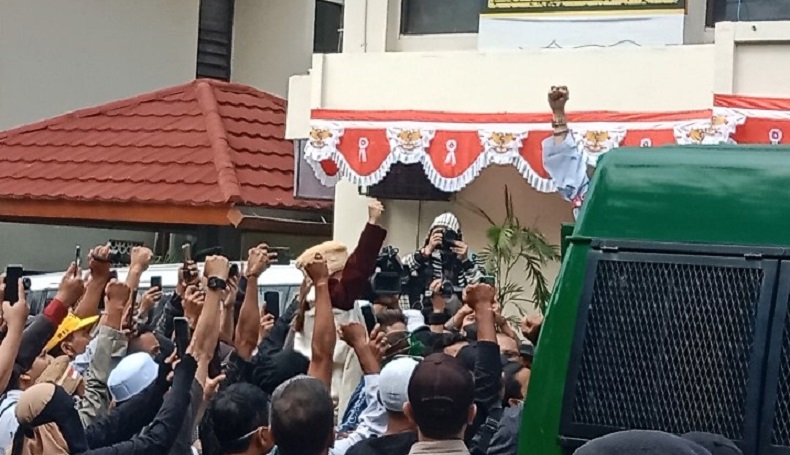 Hakim Jatuhkan Vonis Ringan, Bahar bin Smith Berpeluang Bebas