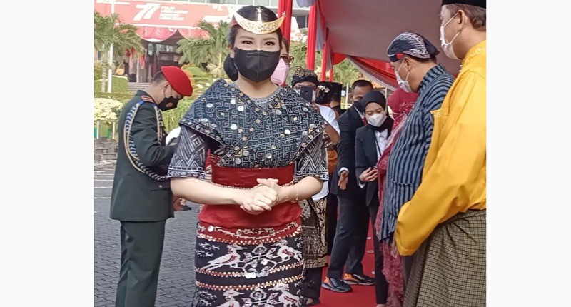 Wamenparekraf Angela Tanoesoedibjo Tampil Anggun Pakai Busana Rote Ndao saat Upacara HUT ke-77 RI 