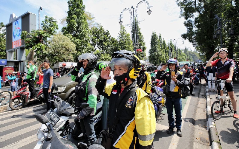 Warga Bandung Berhenti di Jalan dan Khidmat Heningkan Cipta 3 Menit saat Detik-Detik Proklamasi