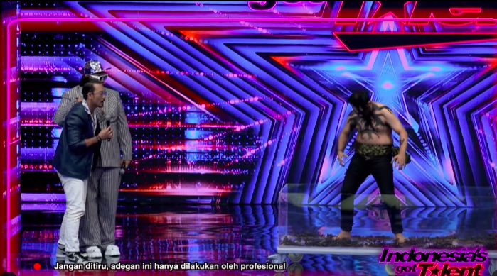 Bikin Tegang, Pria Ini Bisa Tidur Bareng Puluhan Kalajengking di Dalam Peti 