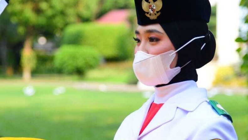 Tim Pancasila Sakti Bertugas Turunkan Bendera Sang Merah Putih di Istana