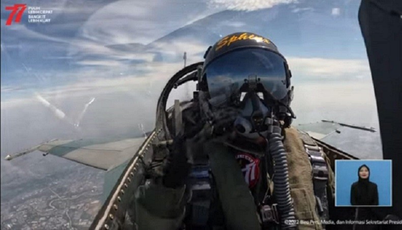 Momen 14 Pesawat Tempur TNI AU Bentuk Formasi 77 saat Upacara HUT RI di Istana