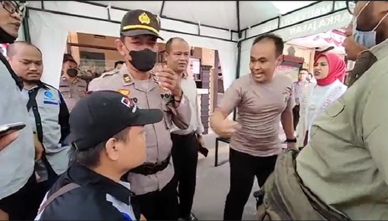 Istri Terpegang Wartawan gegara Jatuh, Perwira Polisi di Madiun Marah sampai Lepas Baju
