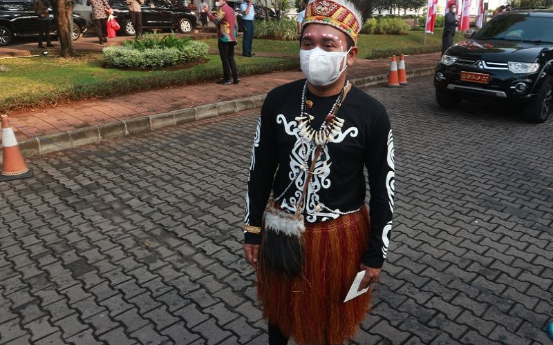 Stafsus Presiden Billy Mambrasar Kenakan Baju Adat Papua di Istana Kepresidenan