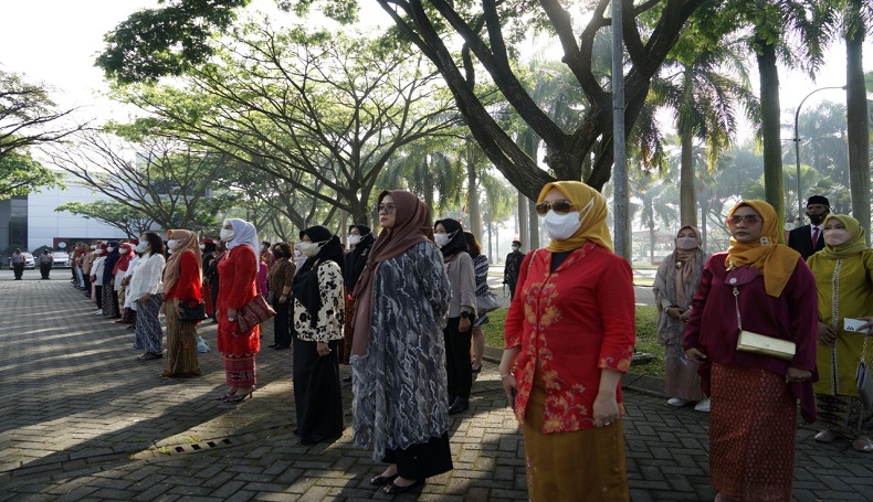 Gelar Upacara HUT RI, Warga KBB Kompak Kenakan Batik dan Kebaya