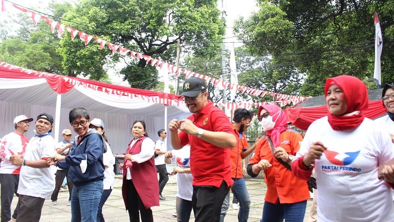 Meriahkan HUT RI, Waketum Perindo Ferry Kurnia Luwes Berjoget Poco-Poco dengan Para Kader