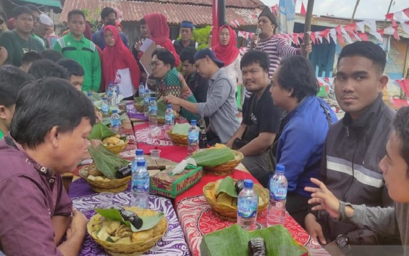 Lomba Makan Pempek Meriahkan HUT Ke-77 RI di Palembang 