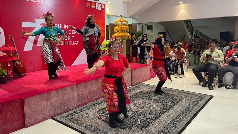 Peringati HUT KE-77 RI, KBRI Bangladesh Joget Bareng Lagu Mendung Tanpo Udan