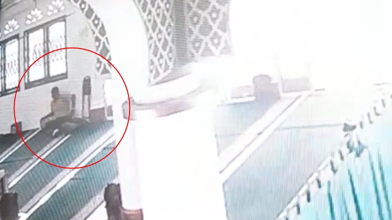 Pria di Padang Pakai Mukena saat Curi Kotak Amal, Aksinya Terekam CCTV 
