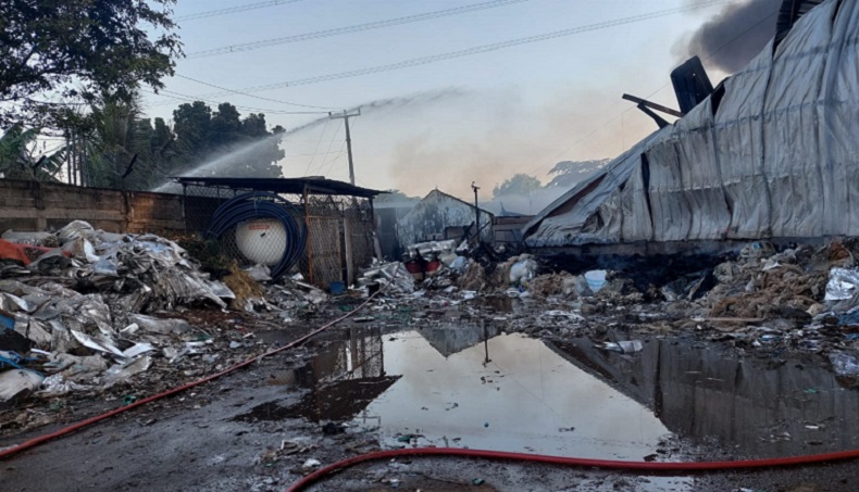 Damkar Siaga di Pabrik Aluminium Foil yang Terbakar di Bogor : Masih Ada Asap Kecil