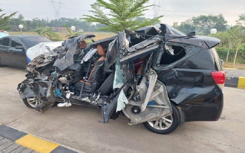 Penampakan Mobil Ayah Wagub Jatim Hermanto Dardak Kecelakaan di Tol Pemalang-Batang