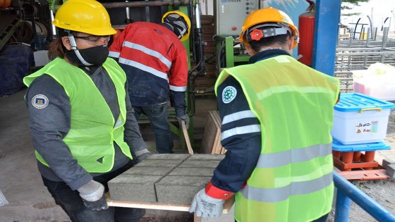 Dosen Udinus Semarang Gunakan Plastik Jadi Campuran Bahan Paving Blok