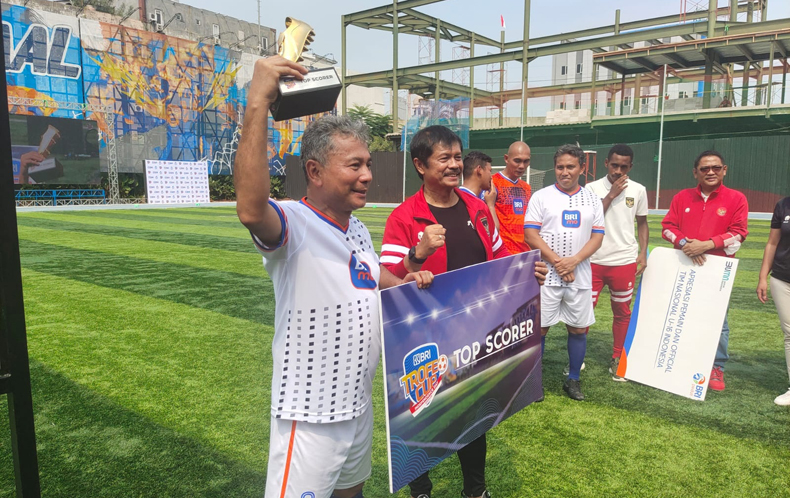 Dirut BRI Sunarso Unjuk Gigi Main Sepak Bola, Sabet Top Skor Turnamen Trofeo