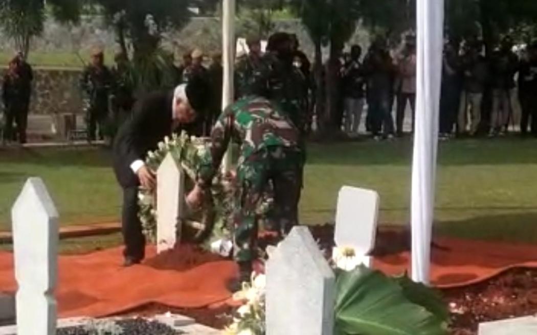 Suasana Haru Pemakaman Hermanto Dardak di TMP Kalibata