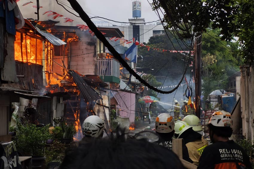 Kebakaran di Simprug Berhasil Dipadamkan setelah Hampir 7 Jam Berkobar