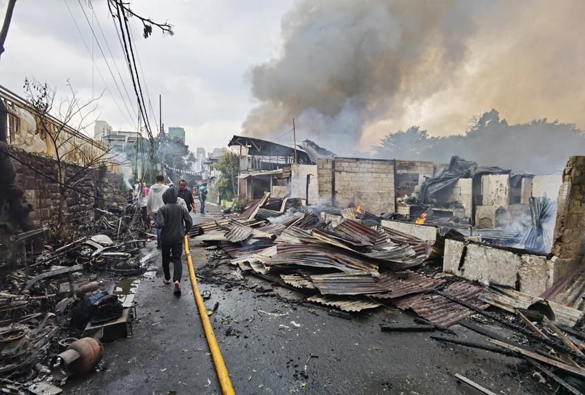 Damkar Sebut 100 Rumah di Simprug Golf 2 Terbakar