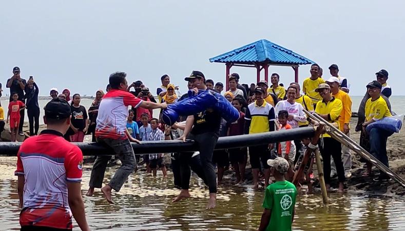Adu Gebuk Bantal di Kubangan Air, Bupati Kendal Pukul Jatuh 3 Anggota Dewan
