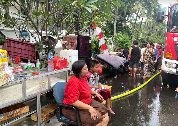 Puluhan Warga Simprug Golf 2 Mengungsi di Pinggir Jalan Imbas Kebakaran, Ini Suasananya