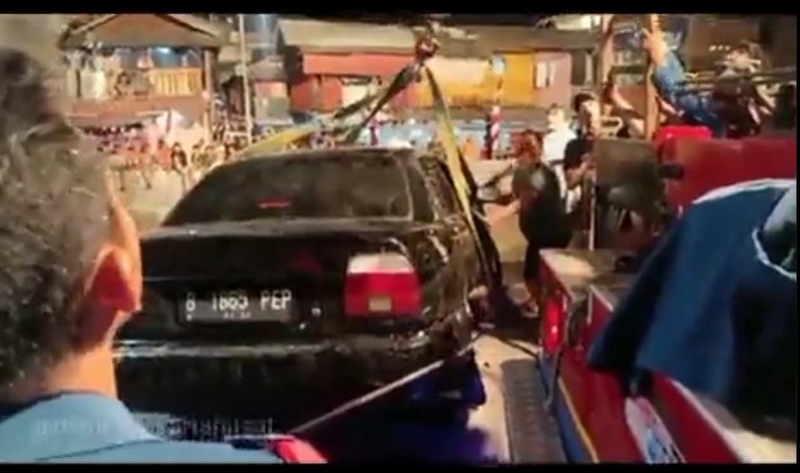 Niat Parkir, Mobil Malah Tercebur ke Kali Sunter
