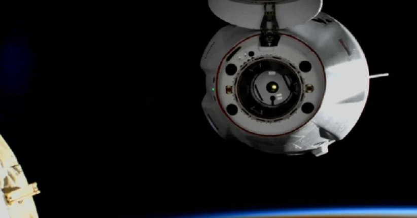 Dragon SpaceX Kembali ke Bumi, Bawa Bagian Pakaian Luar Angkasa untuk Diselidiki