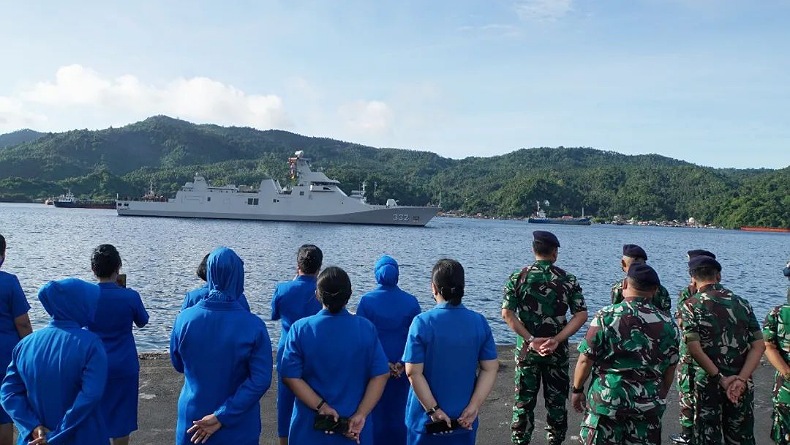 Danlantamal VIII Sambut Kedatangan KRI Gusti Ngurah Rai-332 di Bitung