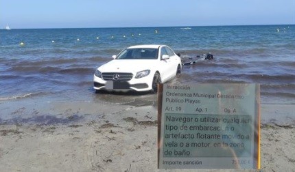 Mercy Mogok Dipakai Narik Perahu di Pantai, Pemilik Mobil Ini Didenda Rp11 Juta