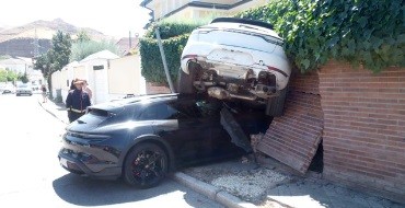 Dikendarai Perempuan Porsche Taycan Tabrak Macan di Pinggir Jalan, Begini Kondisinya