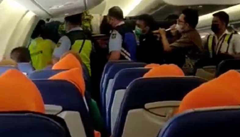 Viral Jemaah Umrah Meninggal di Atas Pesawat, Pilot Pun Putar Balik ke Juanda